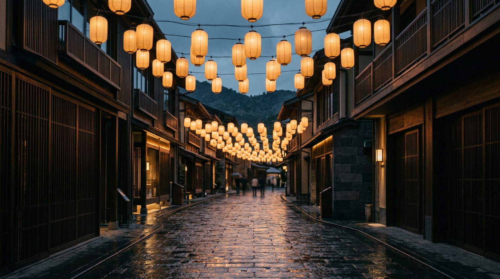 暮色中，一排暖色丝绸灯笼在街巷上空亮起